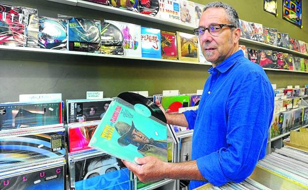 Jon Barrasa, de Power Records, junto a una parte del catálogo de vinilos de su tienda.