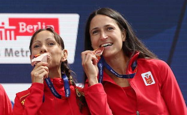 La alavesa Elena Loyo, a la derecha, en el podio junto a sus compañeras del maratón.