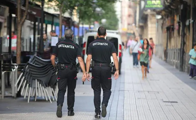 Dos agentes ajenos a la información, en la calle Ledesma.