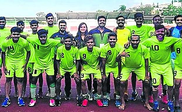 «Madame». La técnica catalana, en el centro, rodeada por el equipo que ha formado y entrena en el Estado indio de Gujarat.