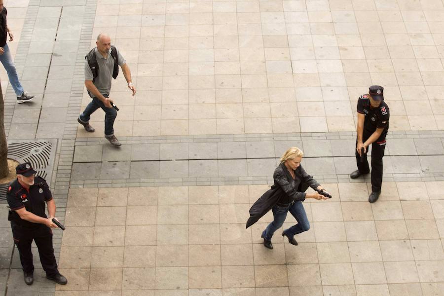 El equipo de 'El silencio de la ciudad blanca' se ha trasladado este lunes a la calle Dato para grabar uno de los momentos clave de la novela