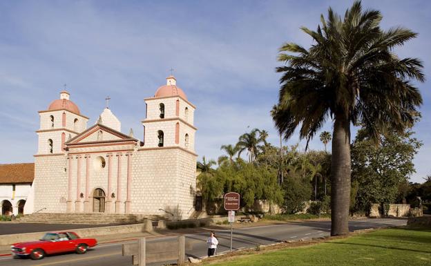 La misión de Santa Bárbara está situada a una localidad a los pies de las montañas de Santa Ynez.