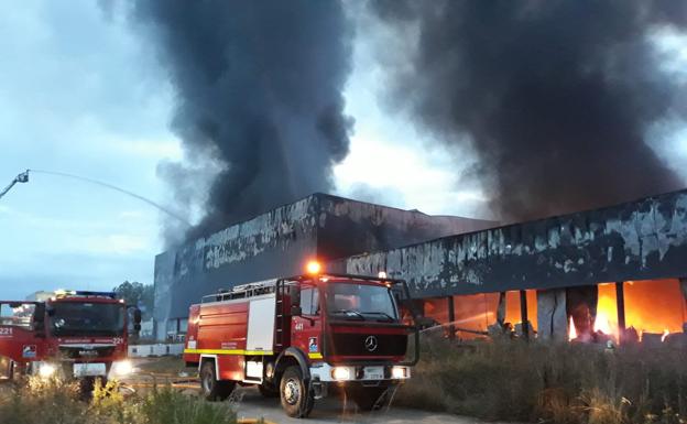 Imagen del aparatoso incendio que ha sufrido la quesería Aldanondo en Salvatierra.