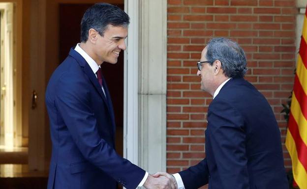 Pedro Sánchez y Quim Torra, se saludan antes de la reunión que mantuvieron en el Palacio de La Moncloa.