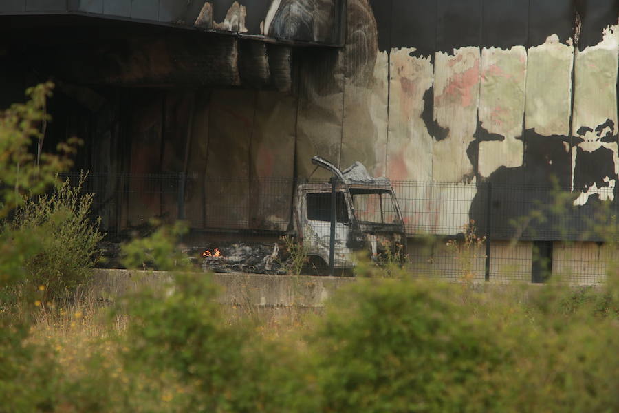 Fotos: Incendio en la planta de la quesería Aldanondo en Salvatierra