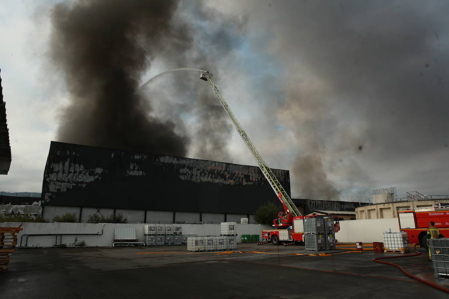 Fotos: Incendio en la planta de la quesería Aldanondo en Salvatierra