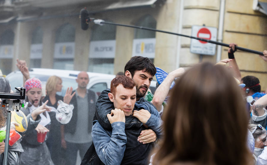 El equipo de 'El silencio de la ciudad blanca' se ha trasladado este lunes a la calle Dato para grabar uno de los momentos clave de la novela