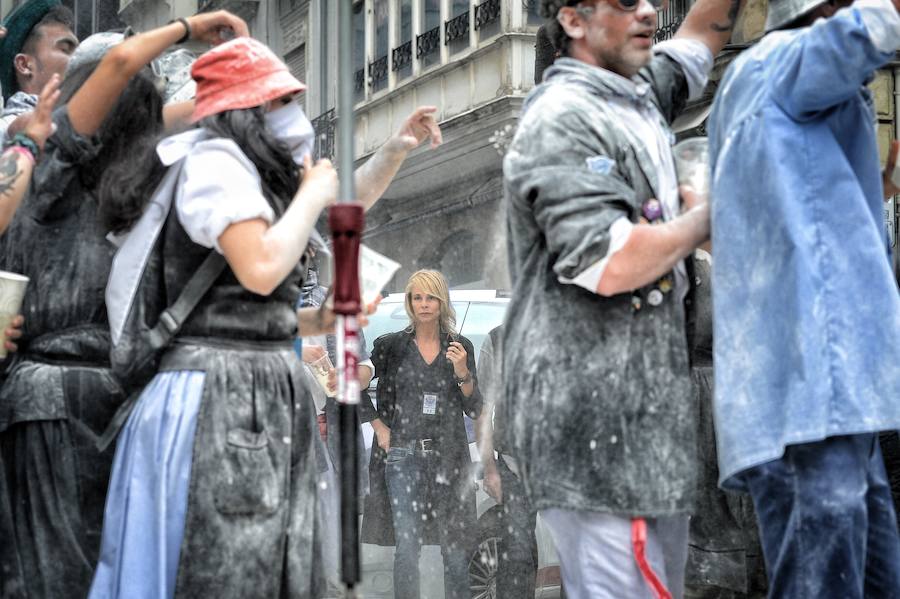 El equipo de 'El silencio de la ciudad blanca' se ha trasladado este lunes a la calle Dato para grabar uno de los momentos clave de la novela