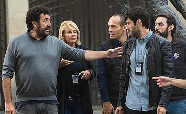 Carlparsoro, junto a Belén Rueda y Javier Rey en un momento del rodaje ayer en la calle Dato.