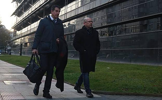 De Miguel, junto a su abogado a la llegada al Palacio de Justicia de Vitoria.