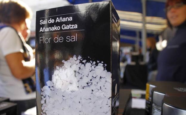 Un paquete de sal de Añana, a la venta en una feria de Álava.