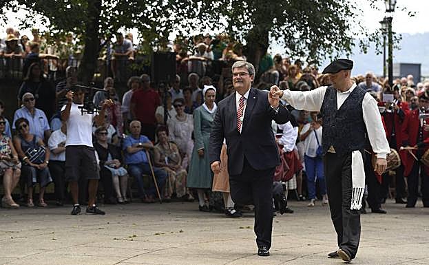 Aburto ha bailado el aurresku junto a la Basílica de Begoña