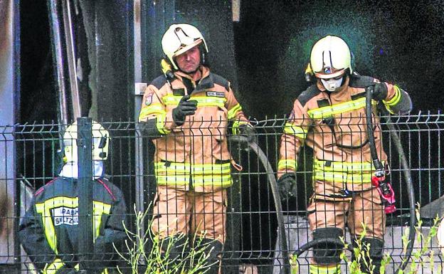 Numerosos efectivos de bomberos alaveses han trabajado desde el lunes en la extinción del incendio de la fábrica Aldanondo.