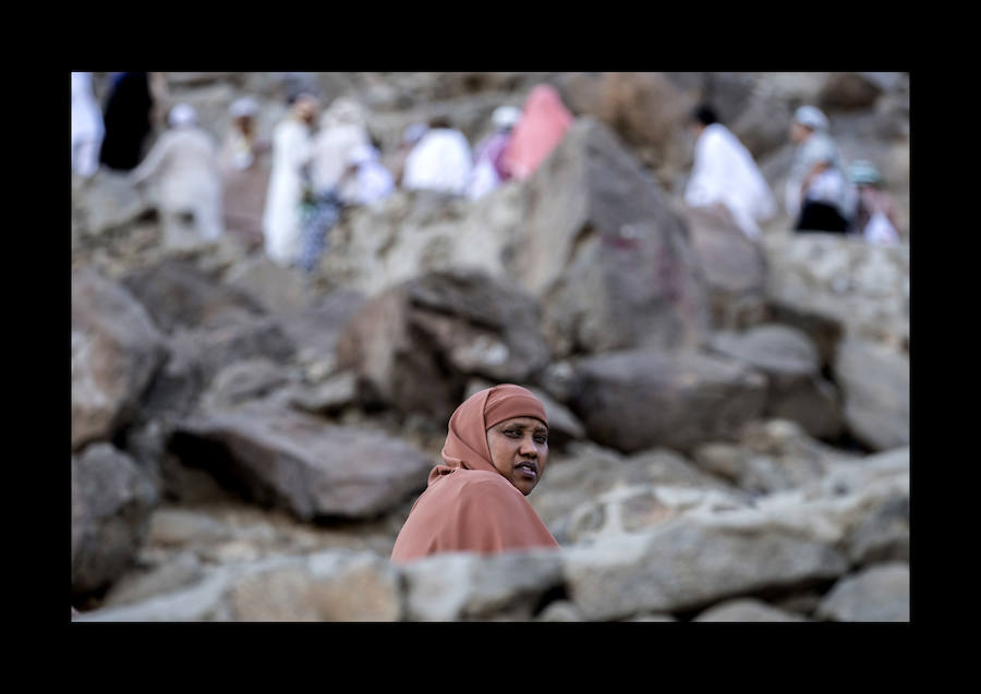Peregrinos musulmanes visitan la cueva Hiraa durante la peregrinación a la Meca, Arabia Saudí, el pasado 15 de agosto. Se estima que alrededor de 2,5 millones de musulmanes llegarán hasta la ciudad santa del Islam para acudir al Día de Arafah, celebrado la víspera de Eid al-Adha, una de las dos festividades más importantes del mundo musulmán que se celebran cada año y que supone el inicio de la peregrinación a la Meca.