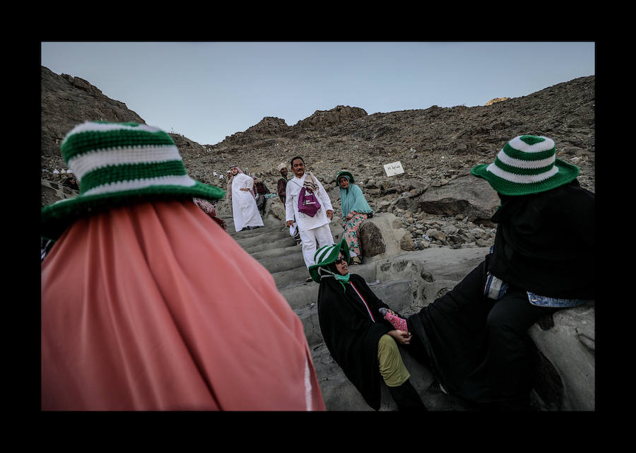 Peregrinos musulmanes visitan la cueva Hiraa durante la peregrinación a la Meca, Arabia Saudí, el pasado 15 de agosto. Se estima que alrededor de 2,5 millones de musulmanes llegarán hasta la ciudad santa del Islam para acudir al Día de Arafah, celebrado la víspera de Eid al-Adha, una de las dos festividades más importantes del mundo musulmán que se celebran cada año y que supone el inicio de la peregrinación a la Meca.