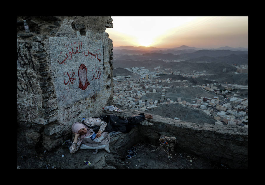 Peregrinos musulmanes visitan la cueva Hiraa durante la peregrinación a la Meca, Arabia Saudí, el pasado 15 de agosto. Se estima que alrededor de 2,5 millones de musulmanes llegarán hasta la ciudad santa del Islam para acudir al Día de Arafah, celebrado la víspera de Eid al-Adha, una de las dos festividades más importantes del mundo musulmán que se celebran cada año y que supone el inicio de la peregrinación a la Meca.