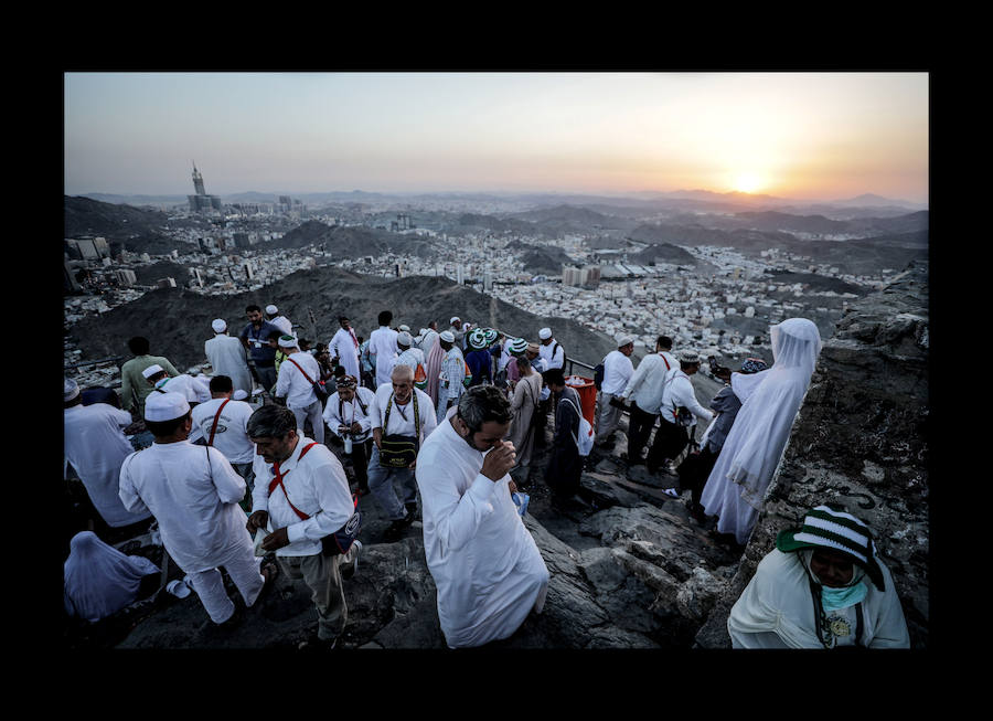Peregrinos musulmanes visitan la cueva Hiraa durante la peregrinación a la Meca, Arabia Saudí, el pasado 15 de agosto. Se estima que alrededor de 2,5 millones de musulmanes llegarán hasta la ciudad santa del Islam para acudir al Día de Arafah, celebrado la víspera de Eid al-Adha, una de las dos festividades más importantes del mundo musulmán que se celebran cada año y que supone el inicio de la peregrinación a la Meca.