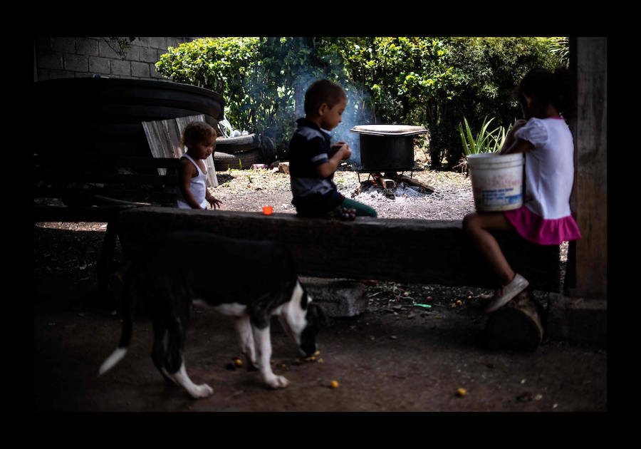 «24 horas con migrantes en México» un ensayo fotográfico de 47 imágenes, tomadas el 10 de agosto de 2018 presentando a los migrantes en búsqueda de su «sueño americano» arriesgando sus vidas a través del territorio mexicano - Desde la frontera sur con Guatemala hasta la frontera norte con Estados Unidos.