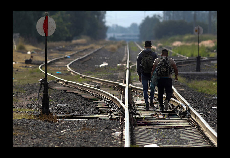 «24 horas con migrantes en México» un ensayo fotográfico de 47 imágenes, tomadas el 10 de agosto de 2018 presentando a los migrantes en búsqueda de su «sueño americano» arriesgando sus vidas a través del territorio mexicano - Desde la frontera sur con Guatemala hasta la frontera norte con Estados Unidos.