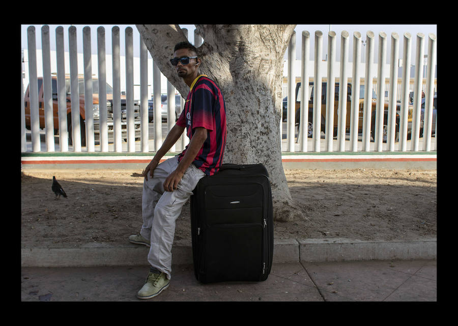 «24 horas con migrantes en México» un ensayo fotográfico de 47 imágenes, tomadas el 10 de agosto de 2018 presentando a los migrantes en búsqueda de su «sueño americano» arriesgando sus vidas a través del territorio mexicano - Desde la frontera sur con Guatemala hasta la frontera norte con Estados Unidos.