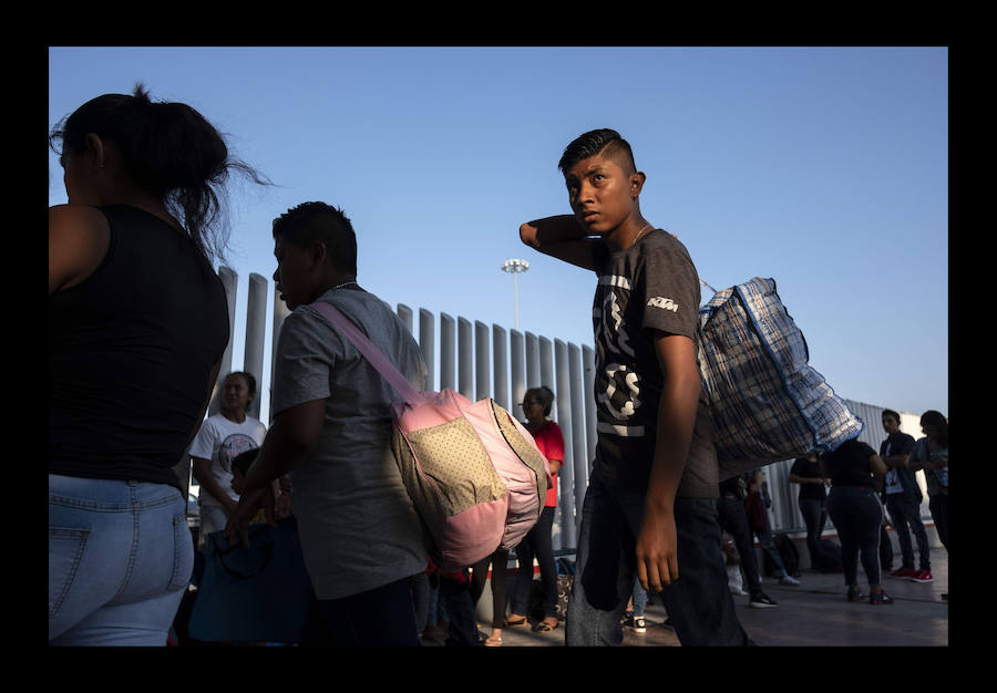 «24 horas con migrantes en México» un ensayo fotográfico de 47 imágenes, tomadas el 10 de agosto de 2018 presentando a los migrantes en búsqueda de su «sueño americano» arriesgando sus vidas a través del territorio mexicano - Desde la frontera sur con Guatemala hasta la frontera norte con Estados Unidos.