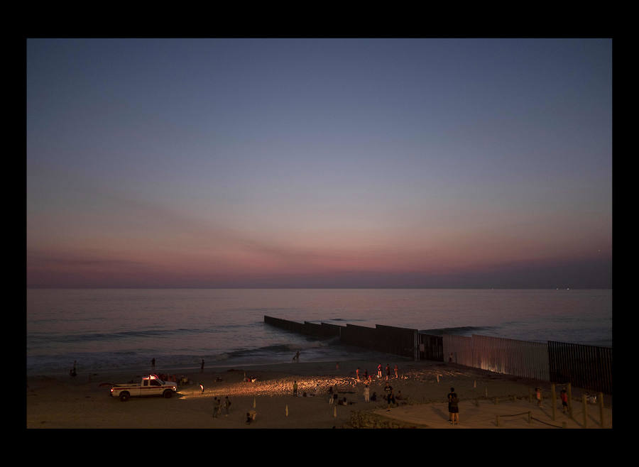 «24 horas con migrantes en México» un ensayo fotográfico de 47 imágenes, tomadas el 10 de agosto de 2018 presentando a los migrantes en búsqueda de su «sueño americano» arriesgando sus vidas a través del territorio mexicano - Desde la frontera sur con Guatemala hasta la frontera norte con Estados Unidos.