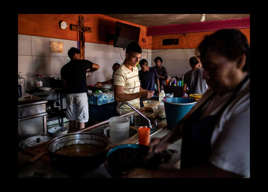«24 horas con migrantes en México» un ensayo fotográfico de 47 imágenes, tomadas el 10 de agosto de 2018 presentando a los migrantes en búsqueda de su «sueño americano» arriesgando sus vidas a través del territorio mexicano - Desde la frontera sur con Guatemala hasta la frontera norte con Estados Unidos.
