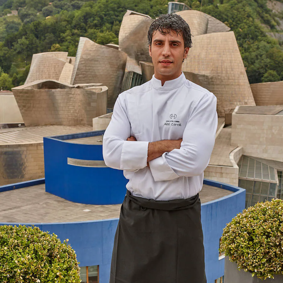 Abel Corral posa en la terraza del hotel Domine.