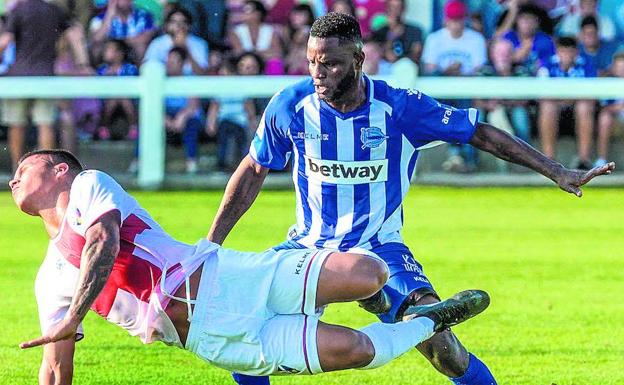 Wakaso comete falta sobre Cucho en el último amistoso frente al Huesca.