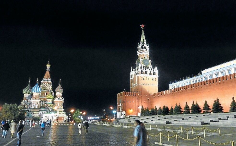 La catedral de San Basilio y la muralla del Kremlin, con la imponente Torre del Salvador.