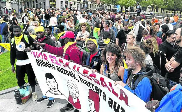 Los manifestantes recorrieron ayer las calles de la capital vizcaína tras una pancarta con el lema 'Nadie es ilegal'.