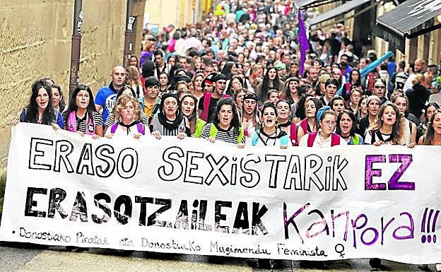 Tras la concentración de repulsa, centenares de personas, la gran mayoría mujeres jóvenes, se manifestaron por la Parte Vieja. 