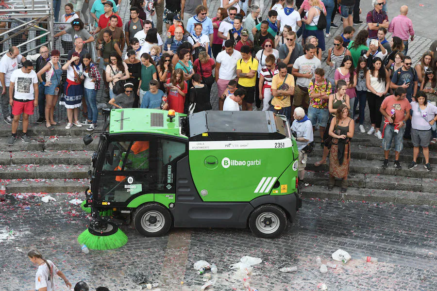 Fotos: Los servicios de limpieza recogen la Plaza del Arriaga