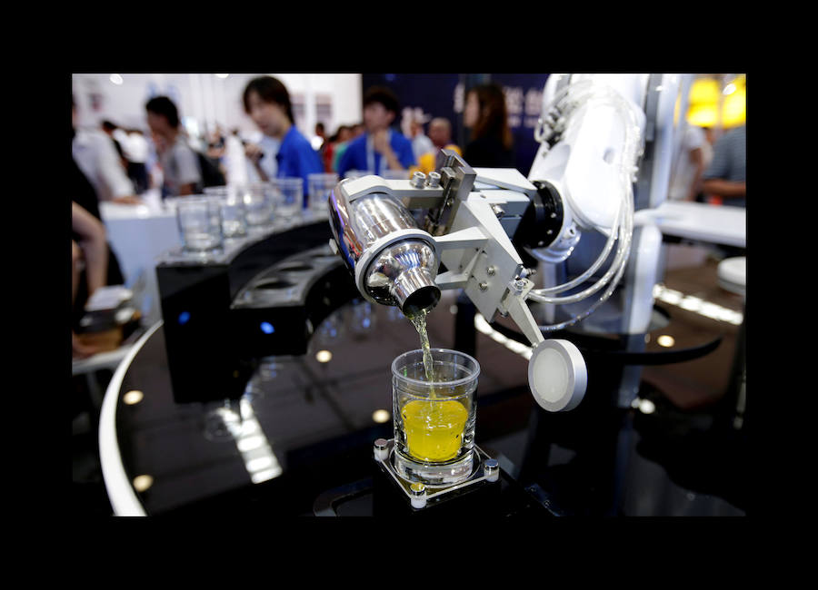 Las máquinas presentadas en la Conferencia Mundial de Robots, que se está llevando a cabo del 5 al 19 de agosto en Pekín (China), son capaces de preparar cocteles, tocar instrumentos musicales y hasta jugar al fútbol