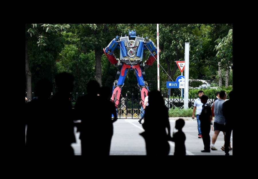 Las máquinas presentadas en la Conferencia Mundial de Robots, que se está llevando a cabo del 5 al 19 de agosto en Pekín (China), son capaces de preparar cocteles, tocar instrumentos musicales y hasta jugar al fútbol