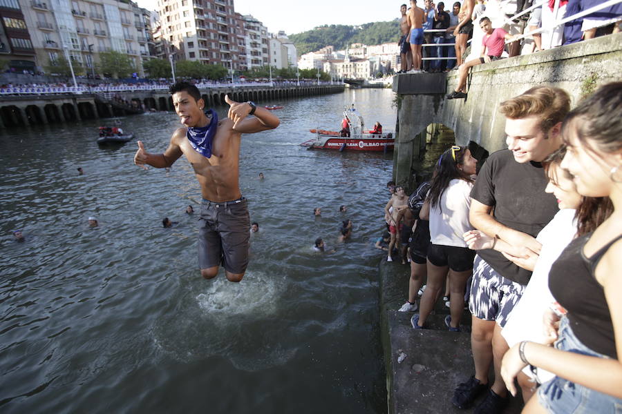 Fotos: Aste Nagusia 2018: Tras el txupin... chapuzón en la Ría de Bilbao