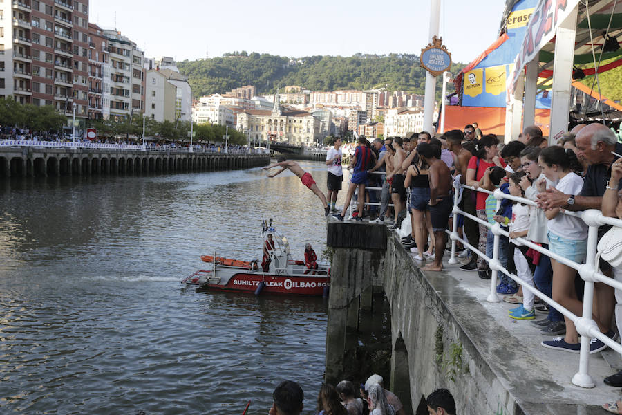Fotos: Aste Nagusia 2018: Tras el txupin... chapuzón en la Ría de Bilbao