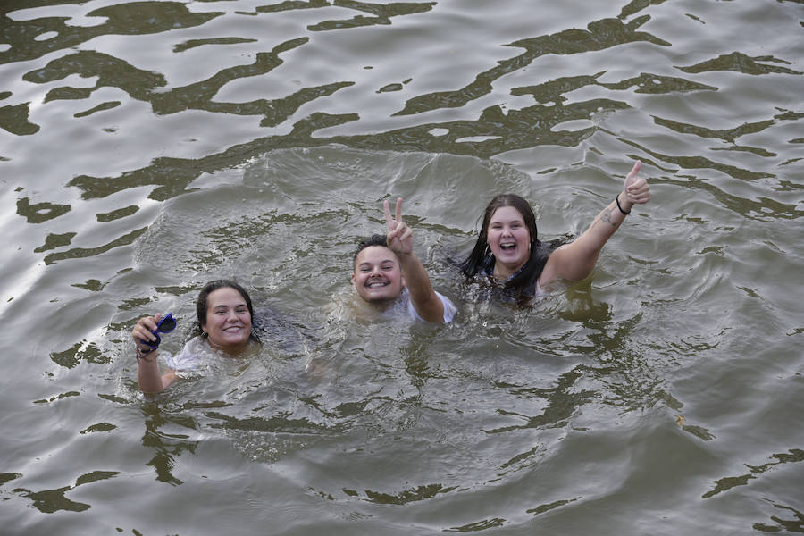 Fotos: Aste Nagusia 2018: Tras el txupin... chapuzón en la Ría de Bilbao