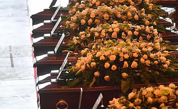 Imagen principal - Italia pide justicia en el funeral de las víctimas de Génova