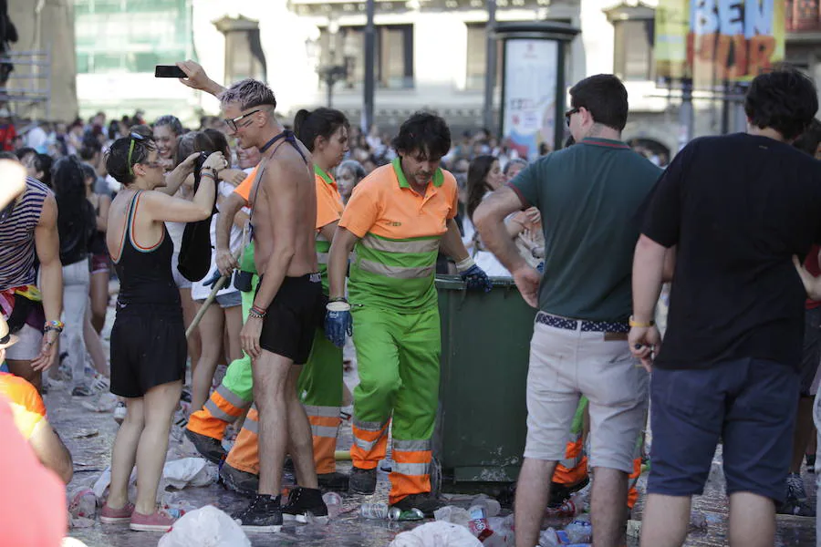 Fotos: Los servicios de limpieza recogen la Plaza del Arriaga