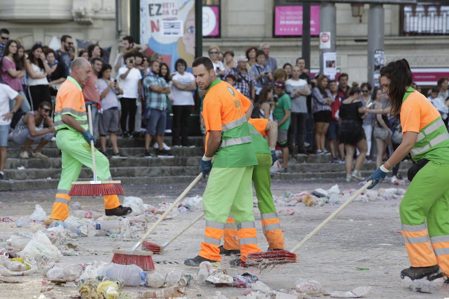 Fotos: Los servicios de limpieza recogen la Plaza del Arriaga