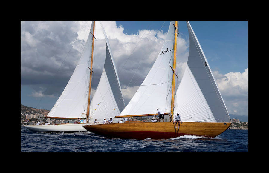 La Bahía de Palma se ha llenado de las mejores velas clásicas y de época, con motivo de la Regata XXIV Illes Balears Clàssics. Cuatro veleros de leyenda gemelos, los centenarios Hispania, Tuiga y Mariska y Lady Anne, han participado en la edición con más participantes y de más calidad de su historia