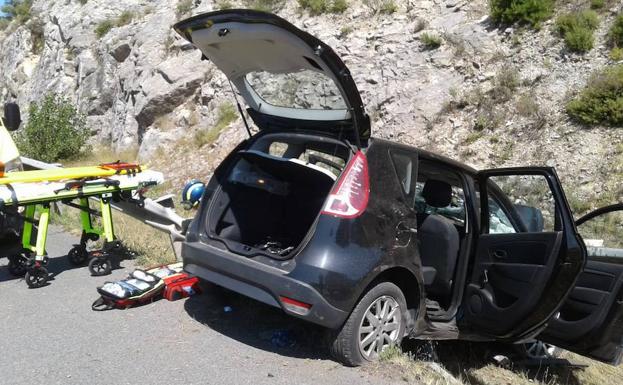 El coche ha sufrido un importante golpe a su paso por Salinillas de Buradón.