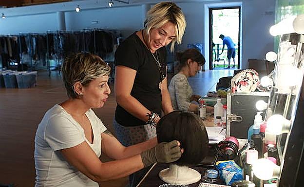 Varias trabajadoras del departamento de caracterización, en la Casa de Napoleón.