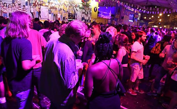 Ambiente nocturno en las txosnas. .