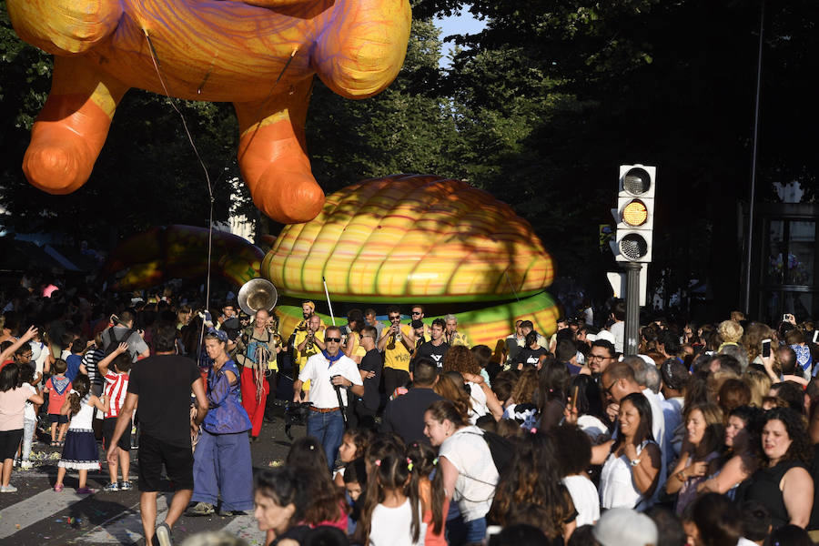 Fotos: El desfile de la ballena congrega a cientos de personas