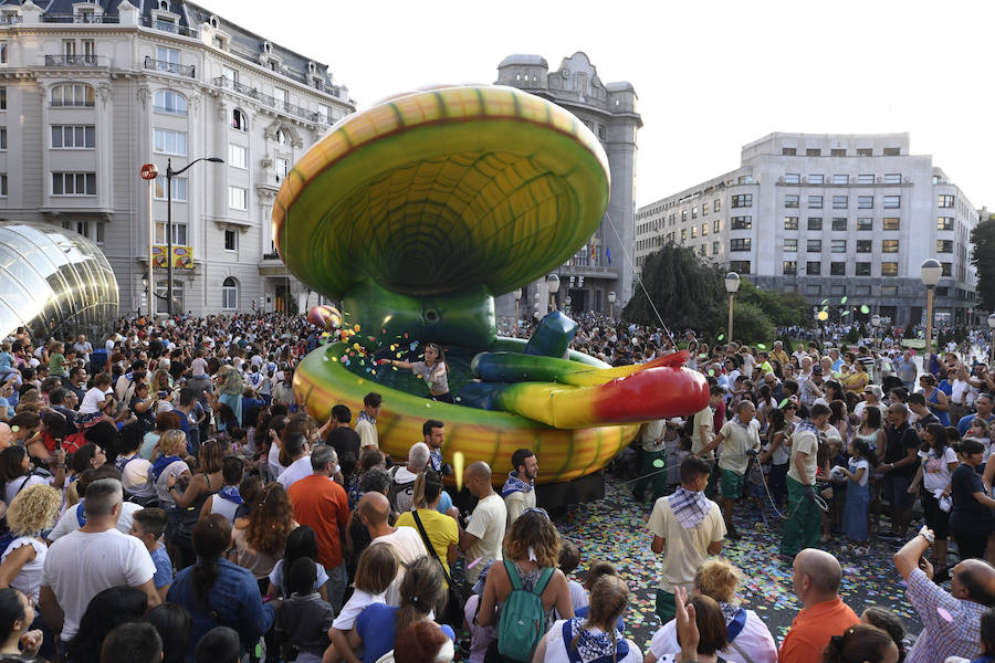 Fotos: El desfile de la ballena congrega a cientos de personas