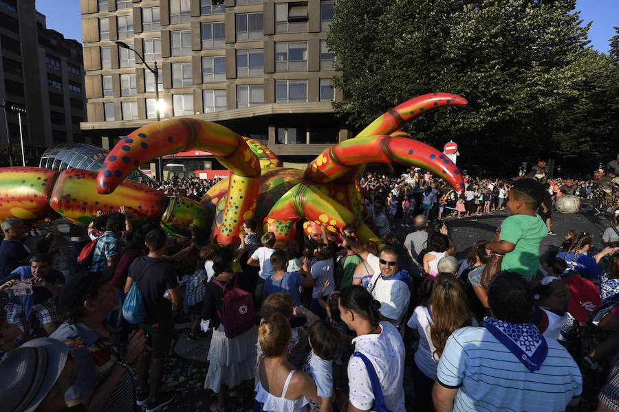 Fotos: El desfile de la ballena congrega a cientos de personas