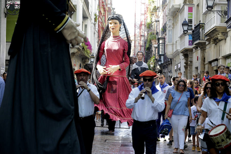 Fotos: Las familias se divierten en el pasacalles de gigantes y cabezudos de la Aste Nagusia
