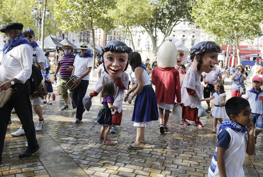 Fotos: Las familias se divierten en el pasacalles de gigantes y cabezudos de la Aste Nagusia